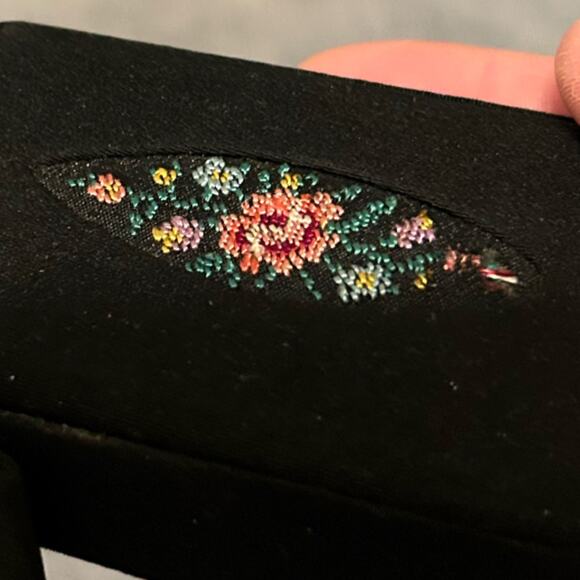 Vintage 1950s Petit Point Embroidery Cigarette Case Holder - Picture 3 of 4